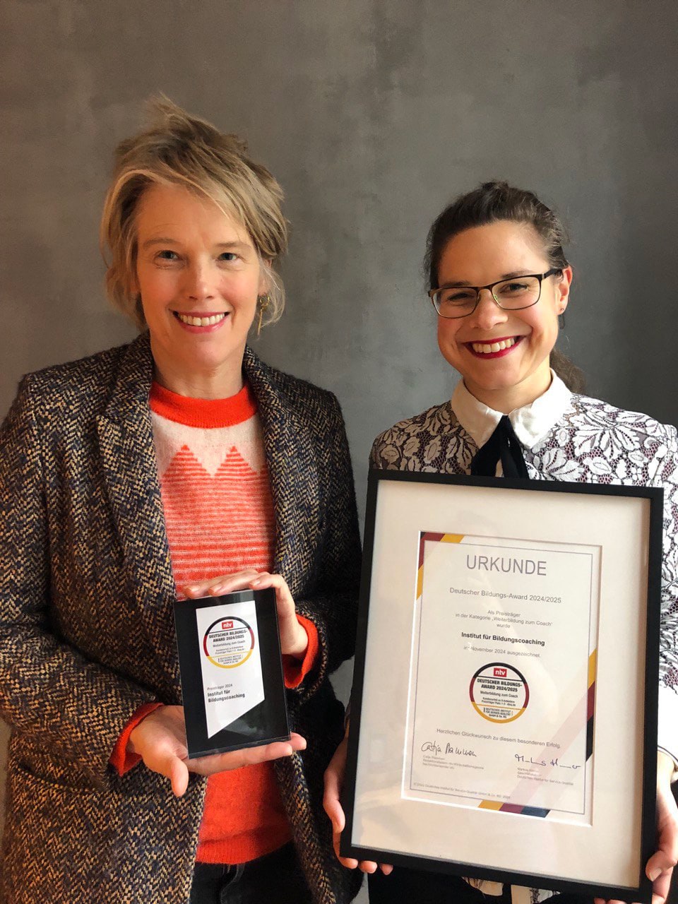 Jula Müller und Carolin Hoffmann präsentieren den Preis