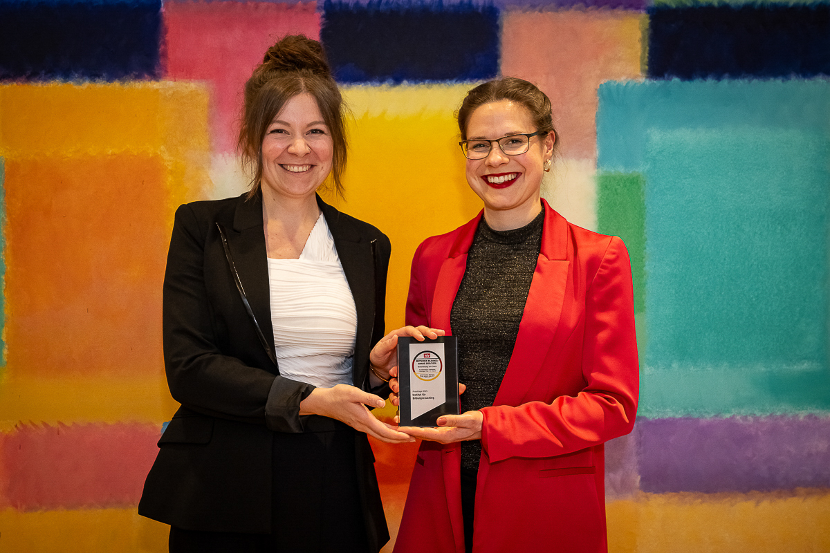 Carolin Hoffmann und Sophia Blaube präsentieren den Bildungsaward 2025/2026